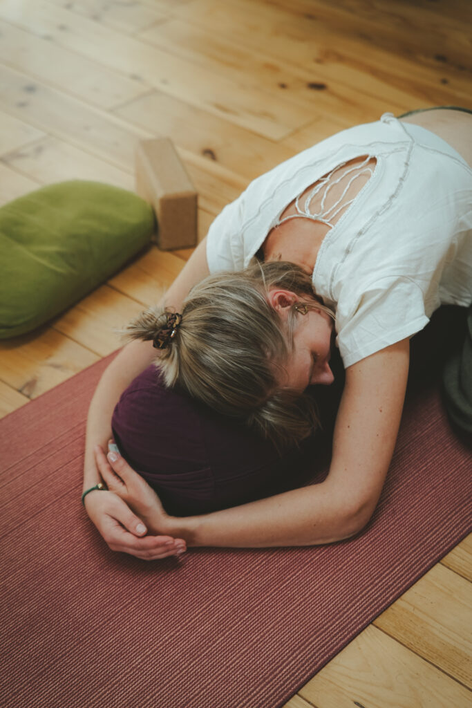 Posture de l'Enfant Yin Yoga doux pour tous en Vendée